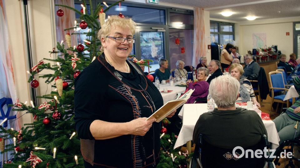 Angela Burger hat "Dees und Sell“ von Otto Schemm mitgebracht, um einige Beiträge daraus vorzulesen. Bild: wro