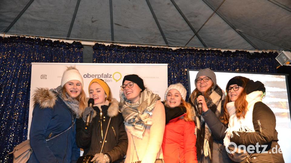 Karaoke am Weihnachtsmarkt begeistert Sänger und Zuhörer in Amberg und ist Kult. Bild: Enrico Hanf
