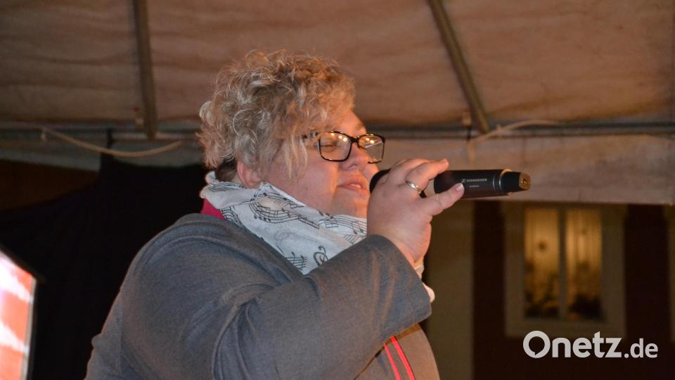 Karaoke am Weihnachtsmarkt begeistert Sänger und Zuhörer in Amberg und ist Kult. Bild: Enrico Hanf