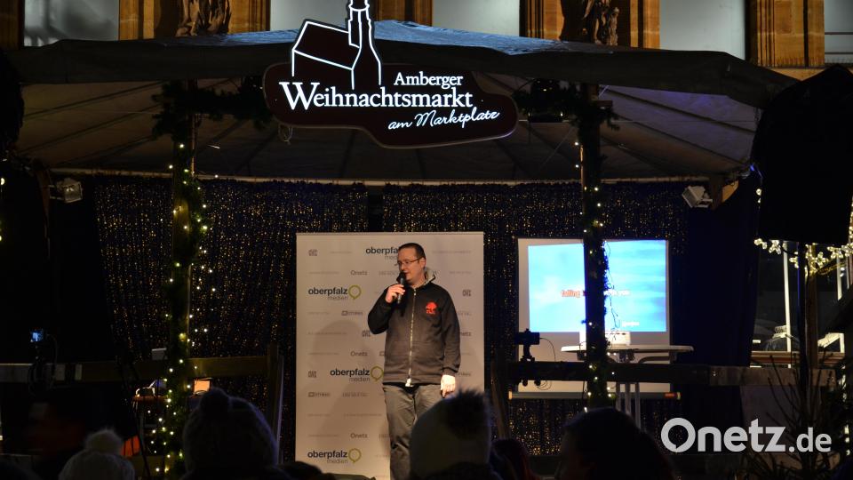 Karaoke am Weihnachtsmarkt begeistert Sänger und Zuhörer in Amberg und ist Kult. Bild: Enrico Hanf