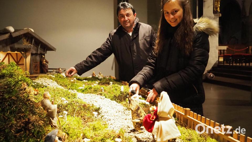 Hans Steinsdorfer und seine Tochter Julia kümmern sich darum, dass die Krippe in der Neunburger Pfarrkirche immer wieder aktualisiert wird. Bild: bl