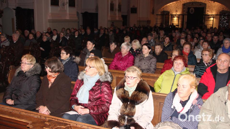 Gut gefüllt war am Freitagabend die Stiftsbasilika Waldsassen beim traditionellen Weihnachtskonzert des Männergesangvereins. Bild: kro