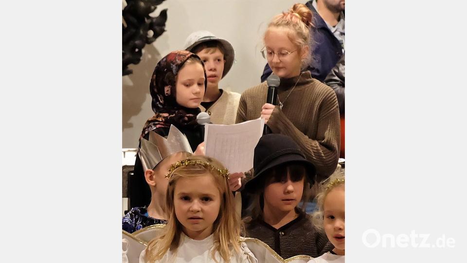 Mit einem Duett zum Lied "Zünd ein Licht an" begeistern Lotta Heinze und Eva-Sophia Würschinger. Bild: wlr