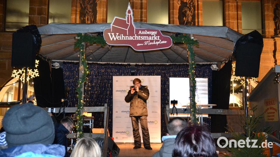 Karaoke am Weihnachtsmarkt begeistert Sänger und Zuhörer in Amberg und ist Kult. Bild: Enrico Hanf