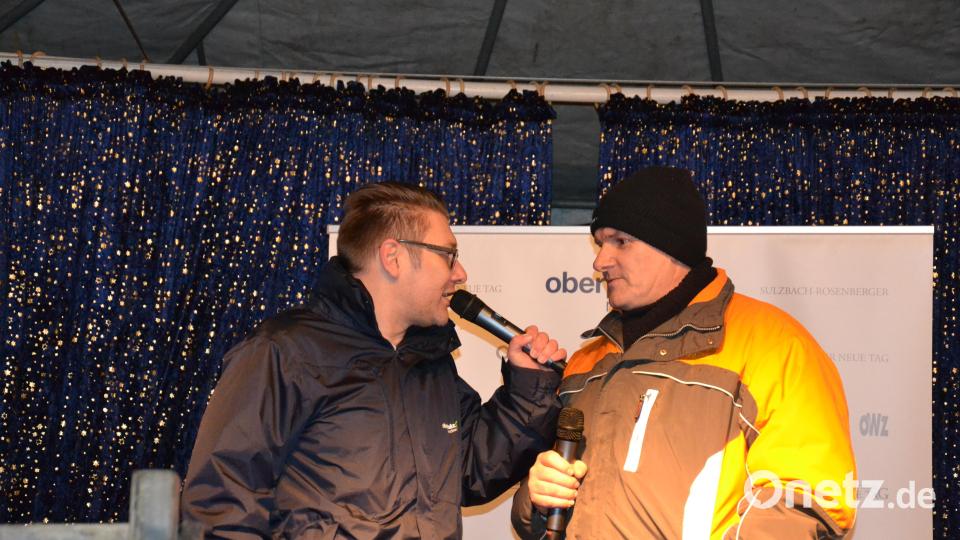 Karaoke am Weihnachtsmarkt begeistert Sänger und Zuhörer in Amberg und ist Kult. Bild: Enrico Hanf