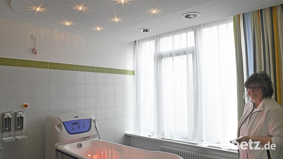 Sternenhimmel, wechselnde Lichtstimmung und bei Bedarf auch mit Musik: in diesem Bad dürfen Patienten entspannen. Bild: Petra Hartl