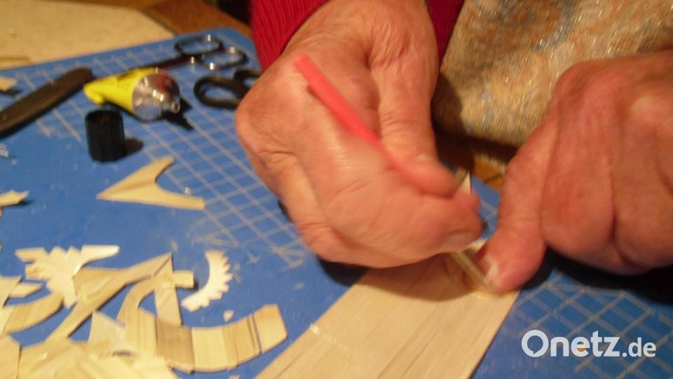 Einer der ersten Schritte auf dem Weg zum fertigen Stern. Bild: Edith Uschold