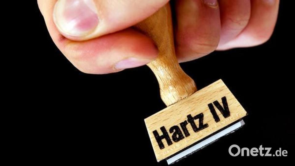 Stempel mit der Aufschrift Hartz IV. Bild: Ralf Hirschberger/ZB/dpa