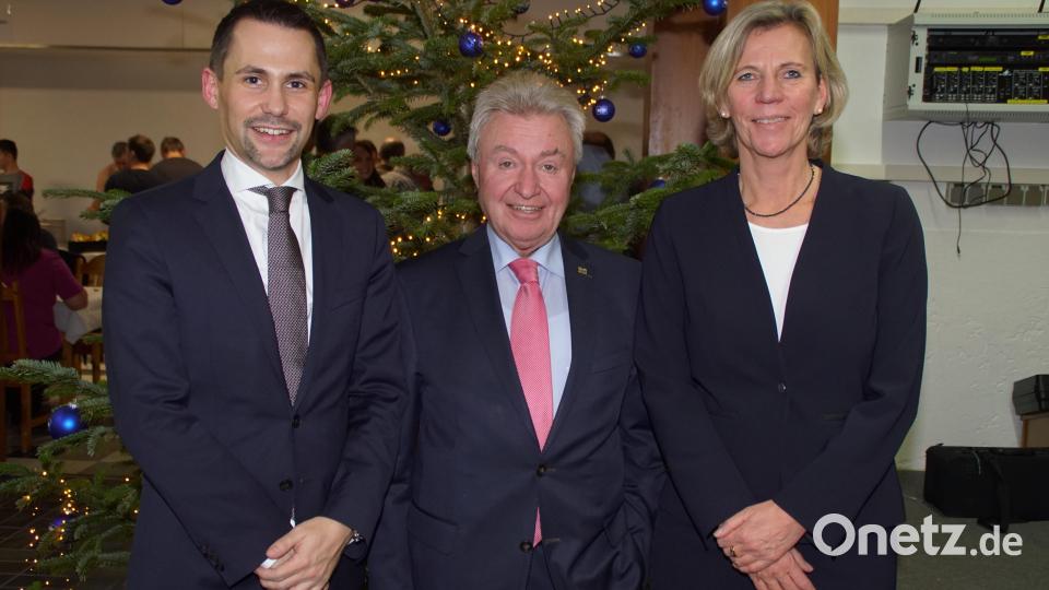 Neu in der Geschäftsführung sind ab 1. Januar 2019 Sabine Kalisch und der bisherige Assistent der Geschäftleitung Benedikt Koller (links). Darüber informierte Gesellschafter Michael Koller die Belegschaft bei der Weihnachtsfeier in der Kantine im Werk Stadlern. Bild: mmj