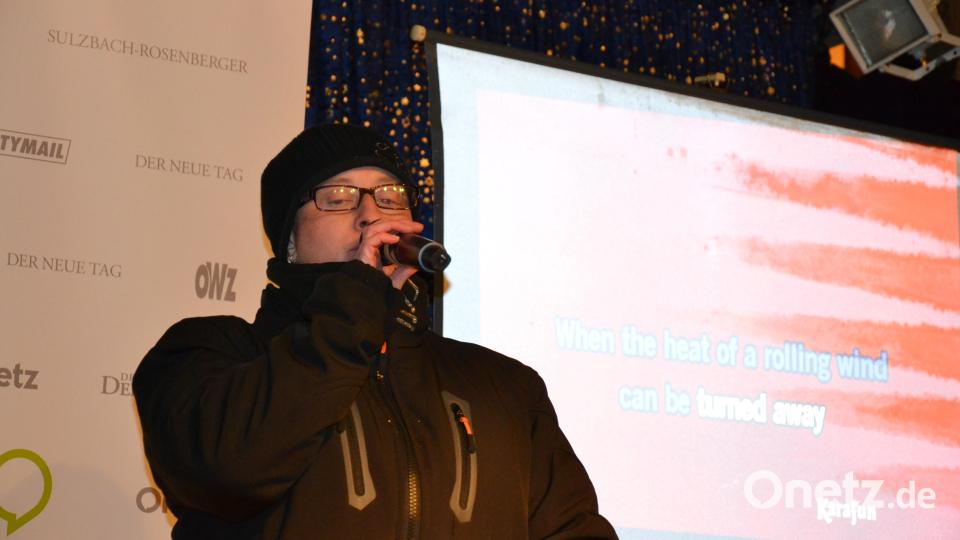 Karaoke am Weihnachtsmarkt begeistert Sänger und Zuhörer in Amberg und ist Kult. Bild: Enrico Hanf