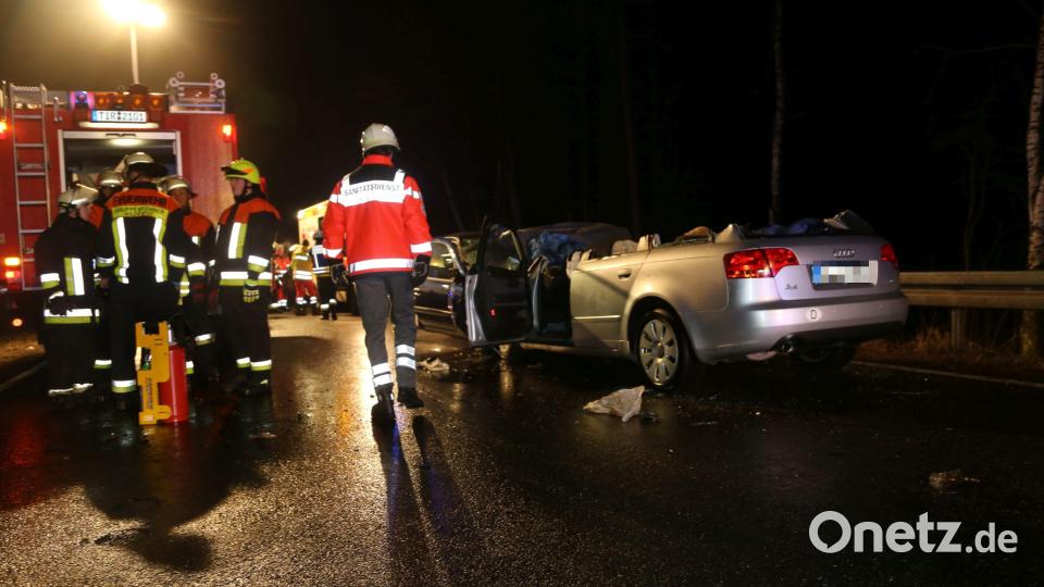 Die Feuerwehr befreite mit hydraulischen Gerät die Insassen des Audis. Bild: rw