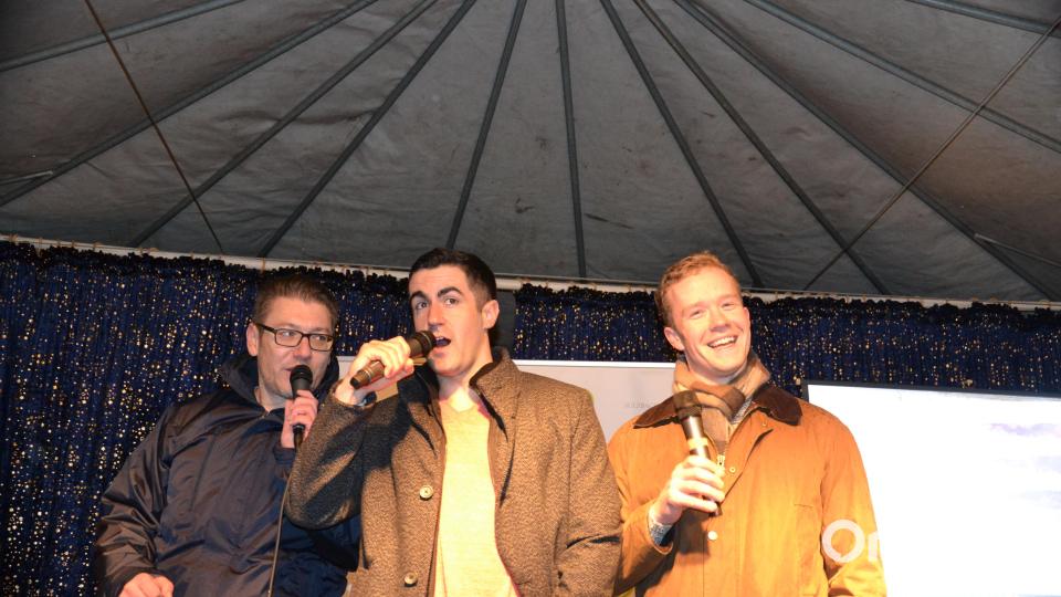 Karaoke am Weihnachtsmarkt begeistert Sänger und Zuhörer in Amberg und ist Kult. Bild: Enrico Hanf