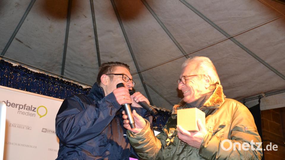 Karaoke am Weihnachtsmarkt begeistert Sänger und Zuhörer in Amberg und ist Kult. Bild: Enrico Hanf