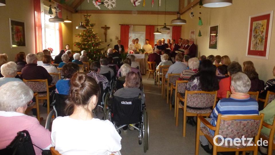 Weihnachtsfreude brachten Sänger und Saitenmusik aus Weiherhammer zum 21.Mal ins BRK-Heim Hammergmünd. Bild: bk
