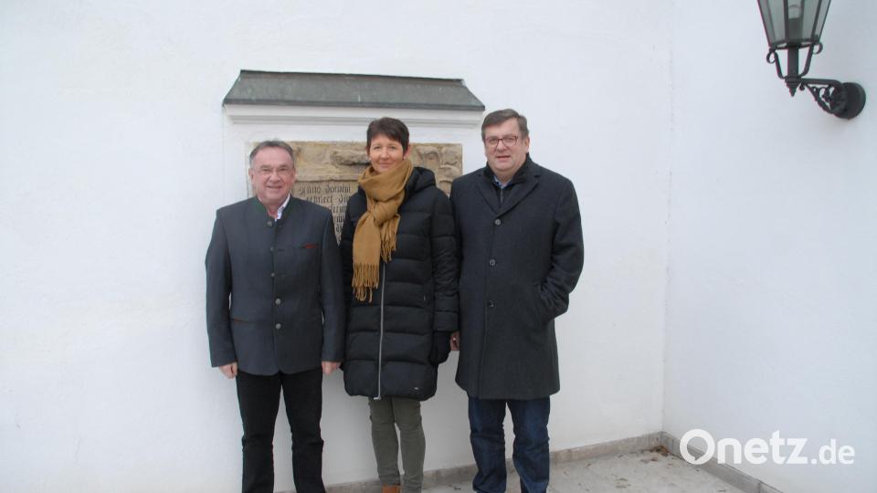 Die beiden neuen Inklusionsbeauftragten des Marktes Schmidmühlen von links Karl Bauer und Michaela Meyer mit Bürgermeister Peter Braun. Bild: pop