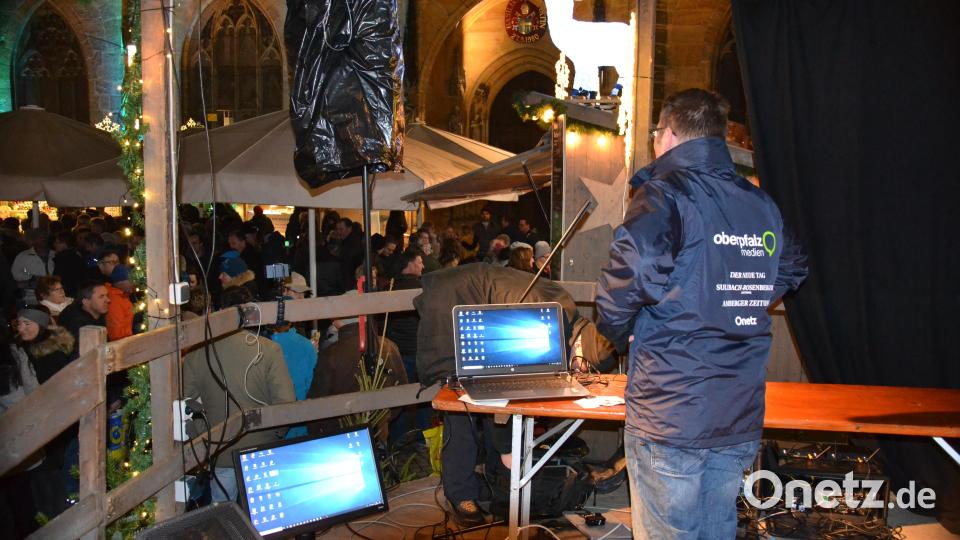 Karaoke am Weihnachtsmarkt begeistert Sänger und Zuhörer in Amberg und ist Kult. Bild: Enrico Hanf