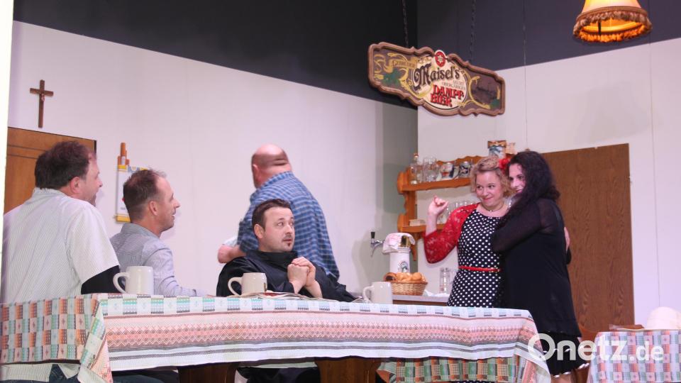 Weder (von links) Bäckermeister Egon (Martin Ebenhöch), noch Tierarzt Willi (Thomas Gitter) und Pater Hannes (Johannes Glaser) könne sich dem Charme der beiden „feinen Damen" Laura und Helena (Veronika Biegerl und Melanie Weber) entziehen. Nur der Wirt (Achim Welnhofer) wendet sich im Hintergrund ab. Bild: frd