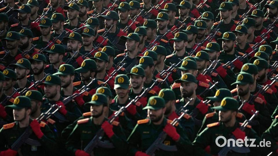Die iranischen Revolutionsgarden verkündeten ihrerseits Vergeltungsangriffe. (Archivbild) Bild: Vahid Salemi/AP/dpa