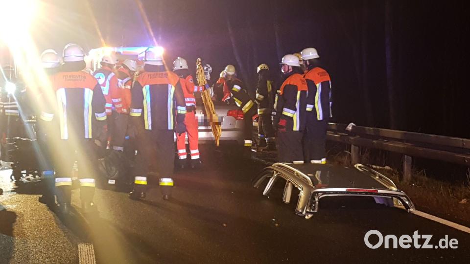 Die Feuerwehr befreite mit hydraulischen Gerät die Insassen des Audis. Bild: rw