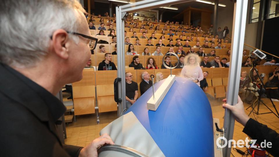 Professor Matthias Mändl (links) testet bei der Weihnachtsvorlesung die Zebrechlichkeit von Glas. Bild: Wolfgang Steinbacher