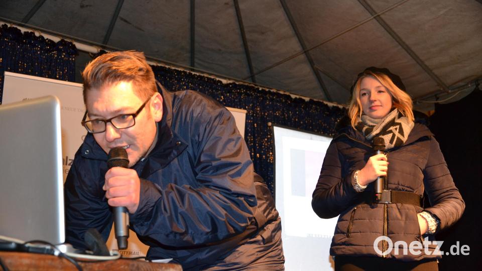 Karaoke am Weihnachtsmarkt begeistert Sänger und Zuhörer in Amberg und ist Kult. Bild: Enrico Hanf