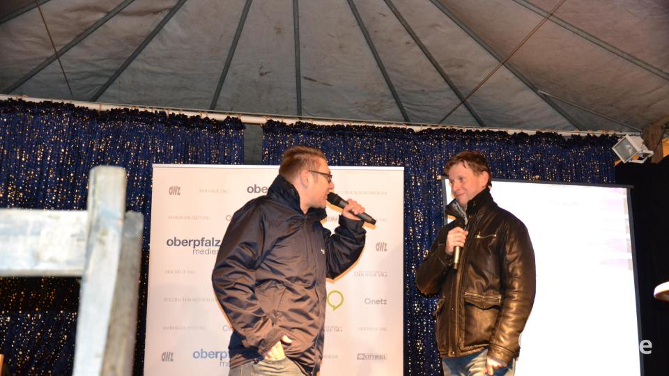 Karaoke am Weihnachtsmarkt begeistert Sänger und Zuhörer in Amberg und ist Kult. Bild: Enrico Hanf