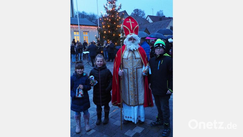 Auf ihn haben die Kinder lange gewartet: Der Besuch des Nikolaus. Bild: fam