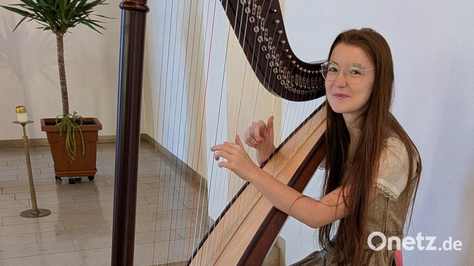 Isabella Puff, die aus Letzau stammt, zeigte ihr Können an der Harfe. Bild: Karl Wildenauer