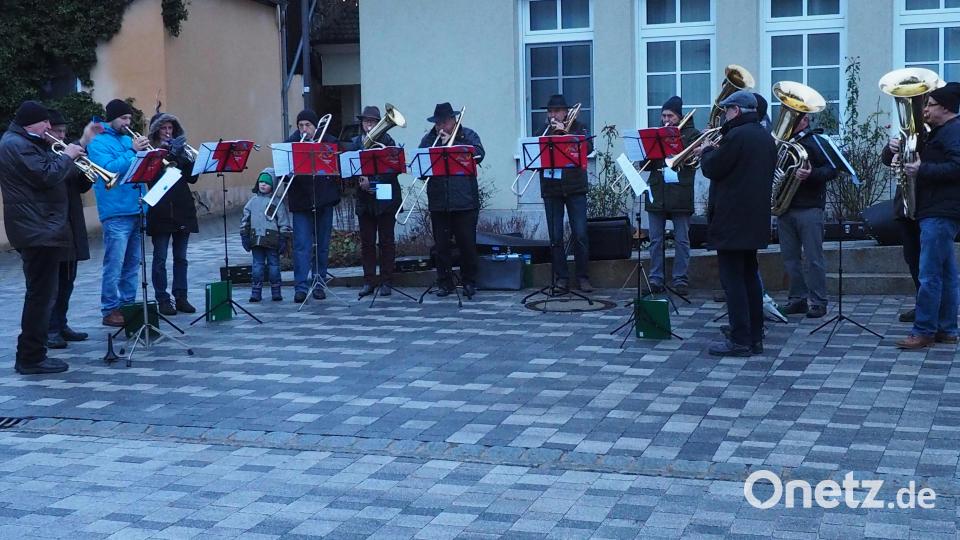 Der Psoaunenchor Etzenricht stimmt auf den bevorstehenden Heiligen Abend ein. Bild: fam