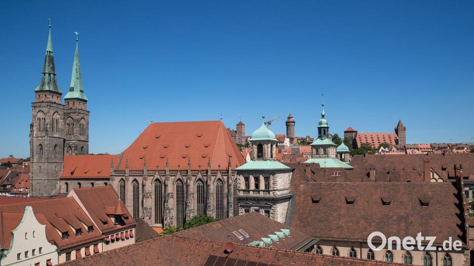 Die Nürnberger Altstadt mit der Sebalduskirche bietet viel historische Kulisse. (Archivbild) Bild: Daniel Karmann/dpa