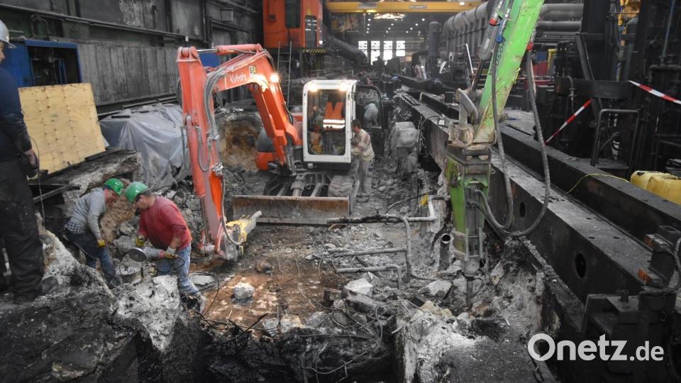 Mit Baggern und Presslufthämmern wird der alte, schadhafte Beton abgebrochen, dann kommt ein neues Fundament unter die Stoßbank. Bild: exb