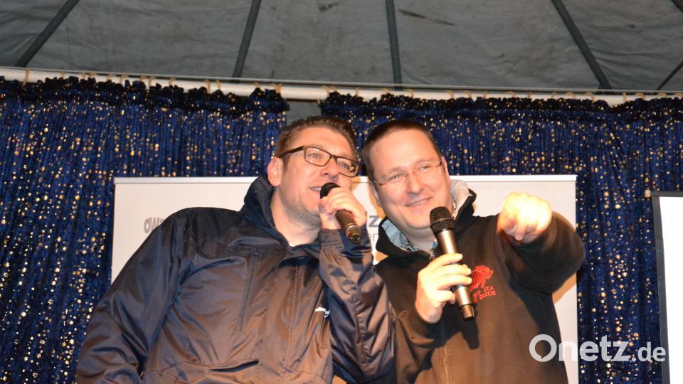 Karaoke am Weihnachtsmarkt begeistert Sänger und Zuhörer in Amberg und ist Kult. Bild: Enrico Hanf