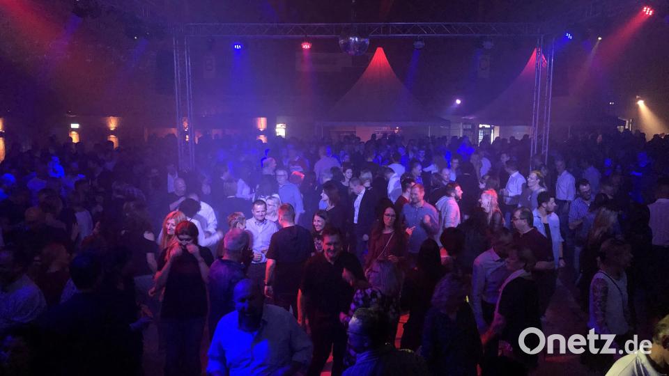 Volle Tanzfläche auf Höllriegl's Weihnachtsparty. Bild: Kunz