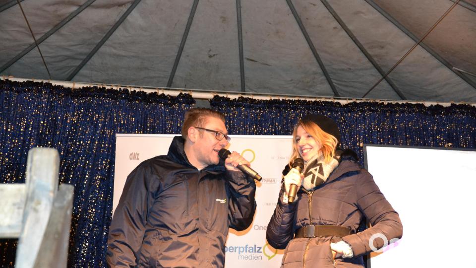 Karaoke am Weihnachtsmarkt begeistert Sänger und Zuhörer in Amberg und ist Kult. Bild: Enrico Hanf