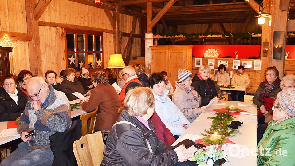 Festlich und gemütlich zugleich ist die Scheune bei der Adventsandacht eingerichtet. Bild: ü