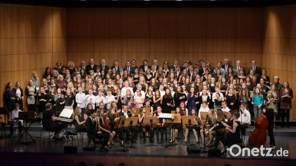 Über 155 Musizierende schließen mit einem famosen "Engel auf den Feldern" das Weihnachtskonzert ab. Bild: Luca Scagliola, Erasmus-Gymnasium