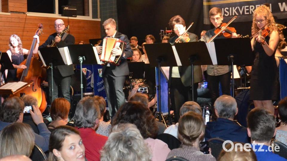 Kontrabass, Violinen und Akkordeon mischten das erste Mal mit und zeugten eindrucksvoll von der gewachsenen Bandbreite des musikalischen Angebots. Bild: fjo