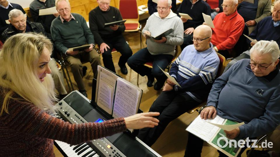 Chorleiterin Riita Michelson sorgt mit der Liedertafel Eschenbach bei der Auswahl des Weihnachtsliedgutes für Abwechslung. Der Männerchor singt am zweiten Weihnachtsfeiertag in der Stadtpfarrkirche und im BRK-Seniorenheim. Bild: do