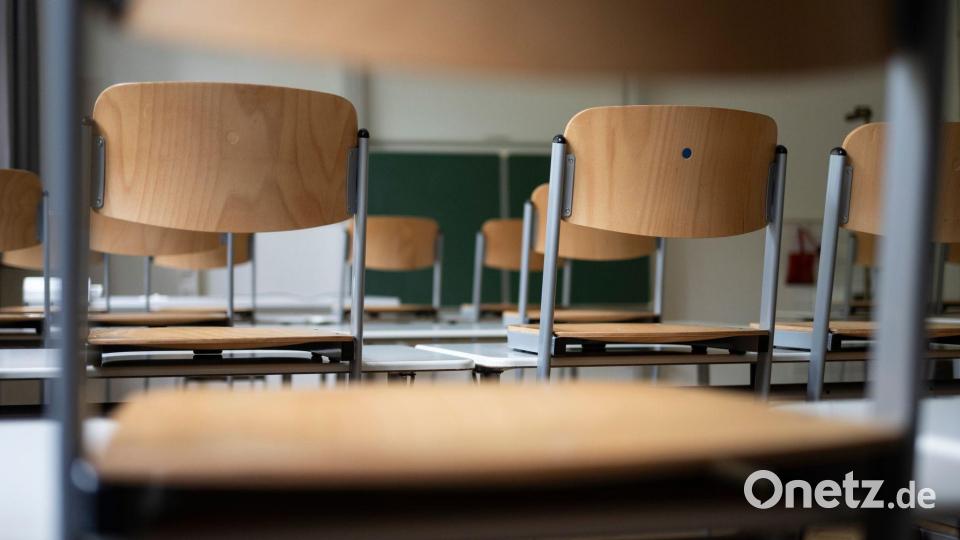 Ob die Tafel und Stühle im Klassenzimmer, die Schulkantine, Computer in der Verwaltung oder Straßenbau - öffentliche Beschaffung betrifft viele Bereiche. (Symbolbild) Bild: Marijan Murat/dpa