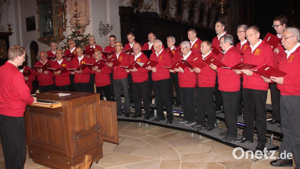 Der Männergesangverein Waldsassen beim Weihnachtskonzert in der Basilika. Links Dirigent Andreas Sagstetter. Bild: kro