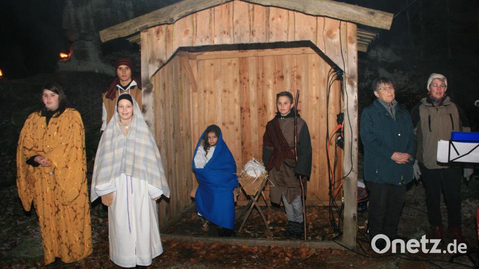 Die Geburt Christi - wie sie die Evangelisten aufgeschrieben haben - wurde auf der Hackelsteinbühne szenisch nachgespielt. Bild: wro