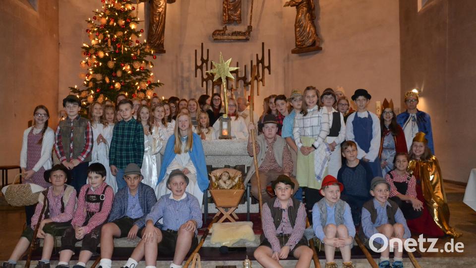 Die Ministranten führen am Heiligen Abend in der Pfarrkirche ein Krippenspiel auf. Bild: gi