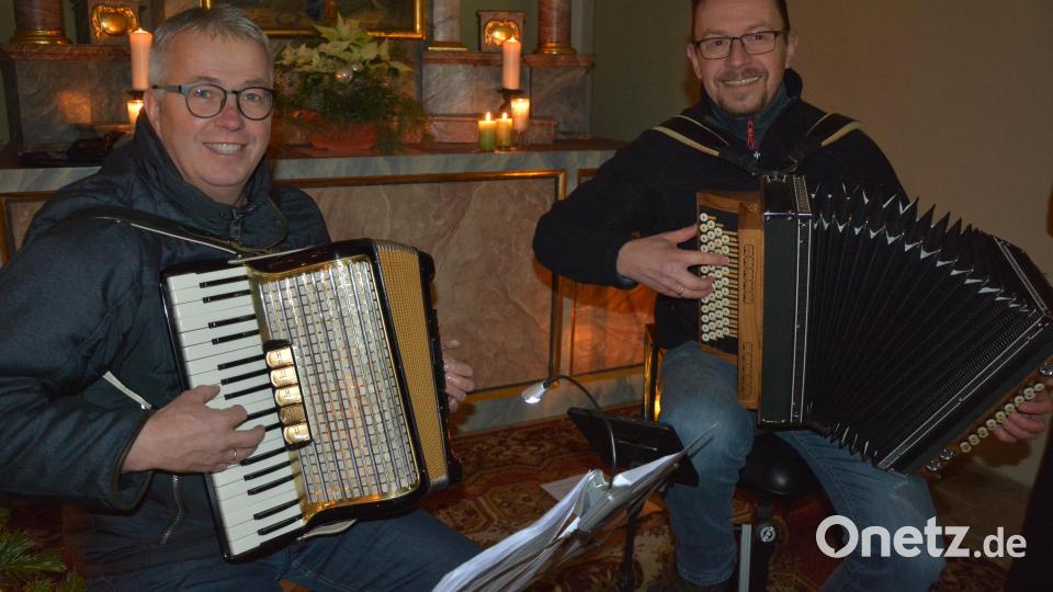 Das Duo mit Reiner Artmann (rechts) und Bernhard Waidhas bereicherte die weihnachtliche Feier in der Gommelbergkapelle. Bild: jr