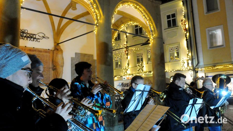 Musiker der Knappschaftskapelle geben unter dem Rathausbalkon den Ton an: Sie spielen die Melodien der traditionellen Adventslieder. Bild: Stephan Huber