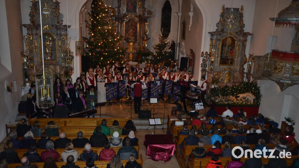 Mehrere Chöre und Ensembles schlossen sich in der Roggensteiner St. Erhard Kirche für ein Weihnachtskonzert zusammen. Bild: dob