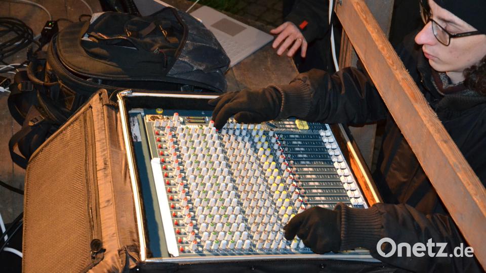 Karaoke am Weihnachtsmarkt begeistert Sänger und Zuhörer in Amberg und ist Kult. Bild: Enrico Hanf