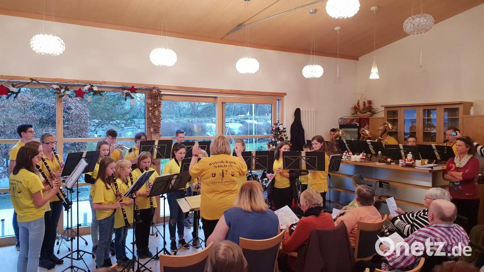 Das Jugendorchester gibt im Café im "Haus der Betreuung und Pflege" in Schlicht ein Weihnachtskonzert. Bild: sak
