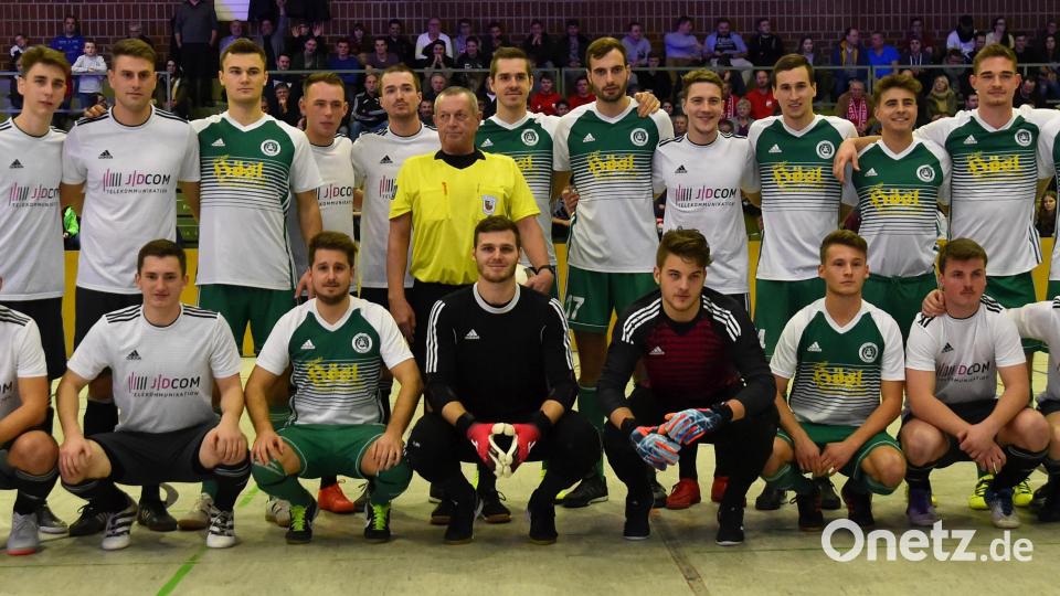 Der SV Mitterteich (grün-weiße Trikots) und die Sportvereinigung Grafenwöhr (weiß) bestritten das Endspiel um den Oberpfalz-Medien-Cup. Der Landesligist aus Mitterteich hatte mit 4:1 das bessere Ende für sich. Bild: A. Schwarzmeier