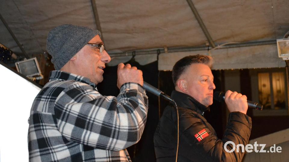 Karaoke am Weihnachtsmarkt begeistert Sänger und Zuhörer in Amberg und ist Kult. Bild: Enrico Hanf