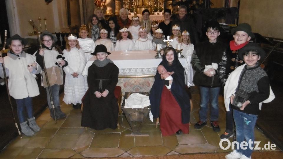 Es wird weihnachtlich in der Martinskirche. Mit ihrem besinnlichen Krippenspiel stimmen die Martinsspatzen die Besucher auf die Stille Nacht vor. Bild: rgl